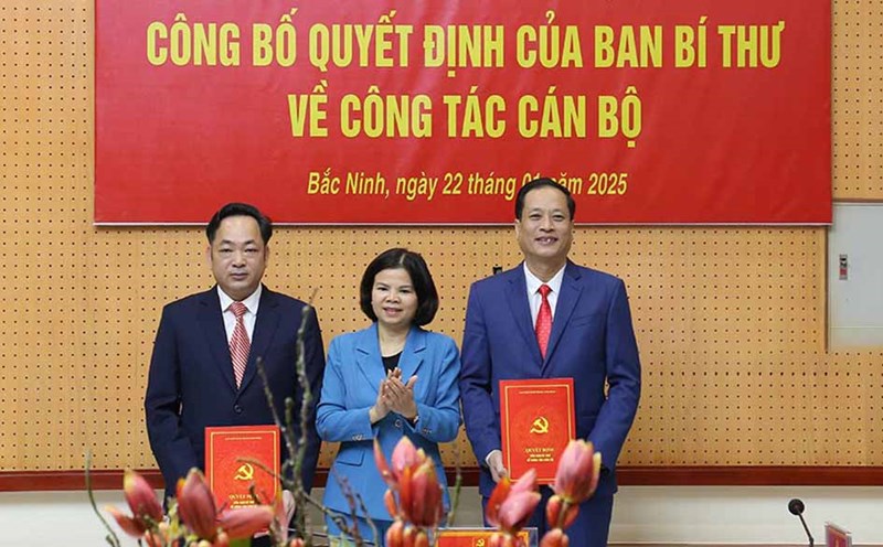 Standing Deputy Secretary of the Provincial Party Committee, Chairman of the People's Council of Bac Ninh province presented the decision to two new Vice Chairmen of the Provincial Party Committee's Inspection Committee. Photo: Bac Ninh Newspaper