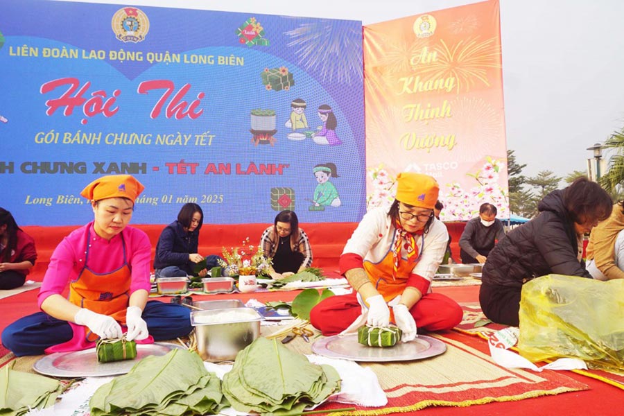 Banh chung wrapping contest organized by Long Bien District Labor Federation at Tet Sum Vay. Photo: Union