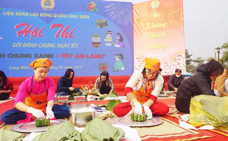 Banh chung wrapping contest organized by Long Bien District Labor Federation at Tet Sum Vay. Photo: Union