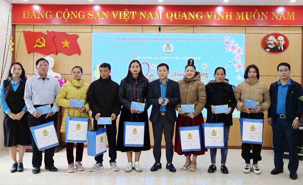 Leaders of Dien Bien Provincial Labor Federation give gifts and New Year greetings to workers and laborers in Muong Ang district. Photo: Tran Nga