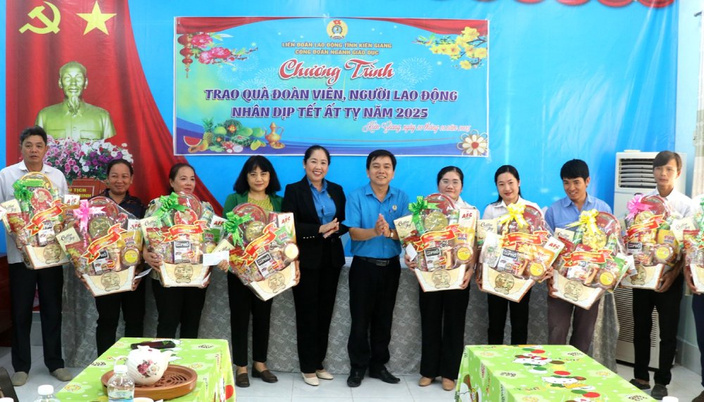 Ms. Lam Thi Manh - Chairwoman of the Education Trade Union of Kien Giang province - presents Tet gifts to teachers in difficult circumstances. Photo: Xuan Nhi