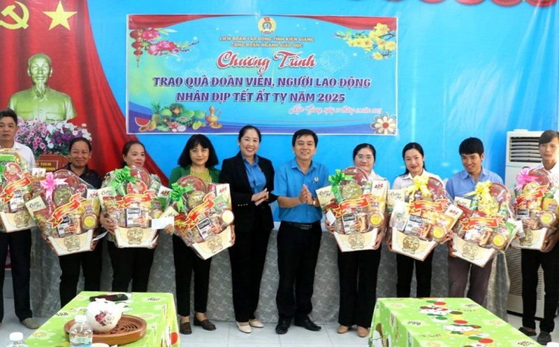 Ms. Lam Thi Manh - Chairwoman of the Education Trade Union of Kien Giang province - presents Tet gifts to teachers in difficult circumstances. Photo: Xuan Nhi