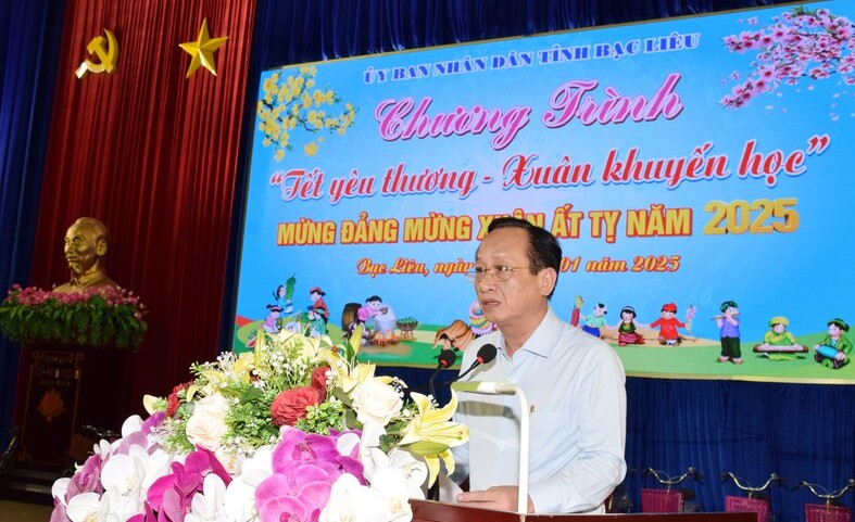 Chairman of Bac Lieu Provincial People's Committee speaking at the program "Tet of Love - Spring of Learning Encouragement". Photo: Nhat Ho