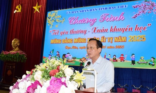 Chủ tịch UBND tỉnh Bạc Liêu phát biểu tại chương trình Tết yêu thương - Xuân khuyến học. Ảnh: Nhật Hồ