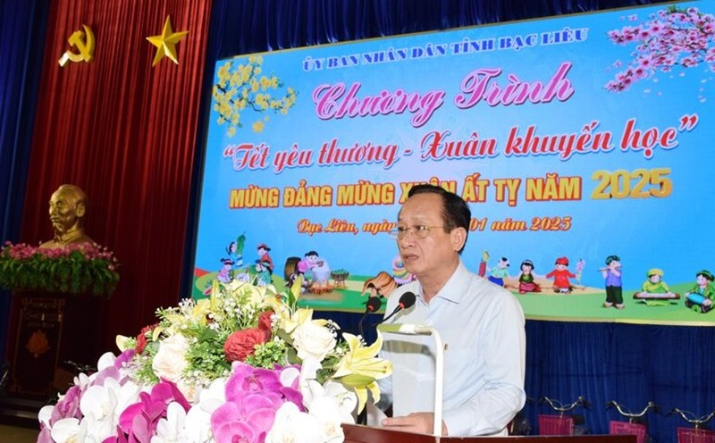 Chairman of Bac Lieu Provincial People's Committee speaking at the program "Tet of Love - Spring of Learning Encouragement". Photo: Nhat Ho