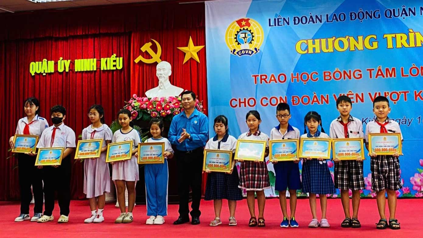 Chủ tịch Liên đoàn Lao động quận Ninh Kiều Võ Minh Tuấn trao học bổng cho các em học sinh. Ảnh: Liên đoàn Lao động quận Ninh Kiều