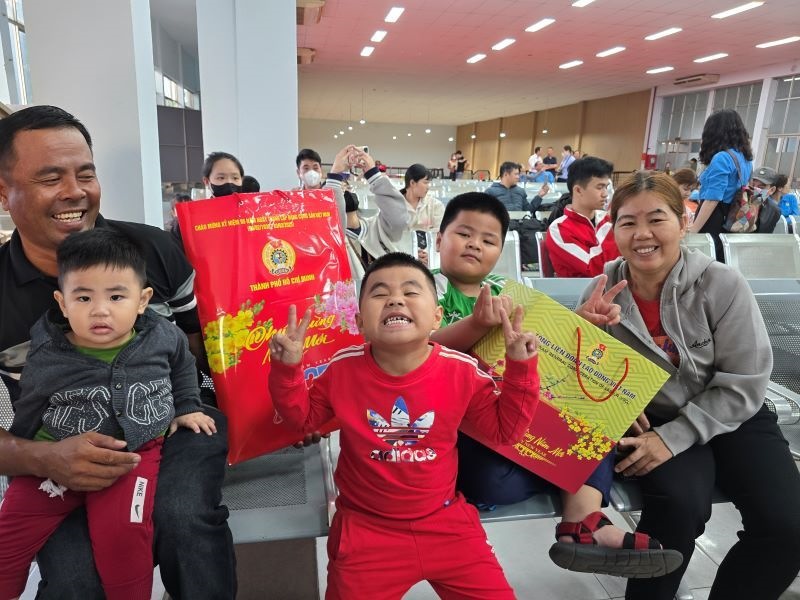 The joy of workers' families when they were given free tickets on the "Union Train - Spring 2025" to return home for Tet. Photo: Nam Duong