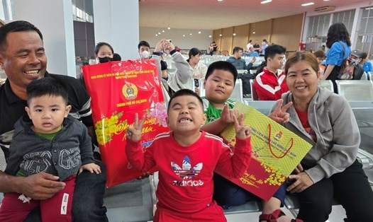 Niềm vui của gia đình các công nhân khi được tặng vé đi miễn phí trên các "Chuyến tàu Công đoàn - Xuân 2025" về quê đón Tết. Ảnh: Nam Dương