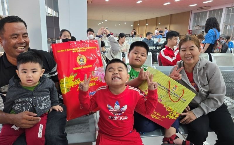 The joy of workers' families when they were given free tickets on the "Union Train - Spring 2025" to return home for Tet. Photo: Nam Duong
