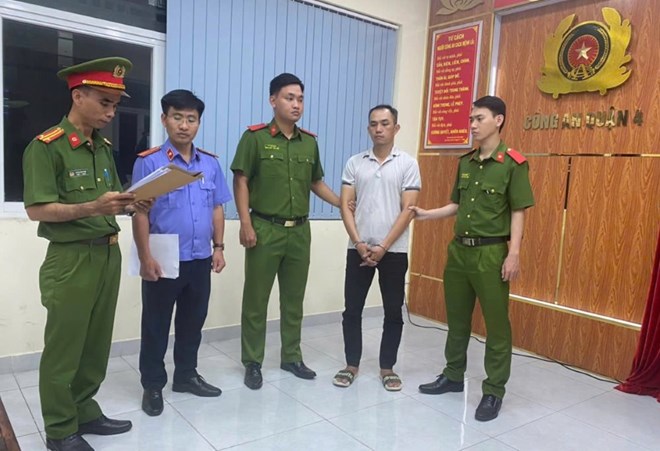 Bui Thanh Khoa (white shirt), the man who beat the girl after the traffic collision. Photo: Police