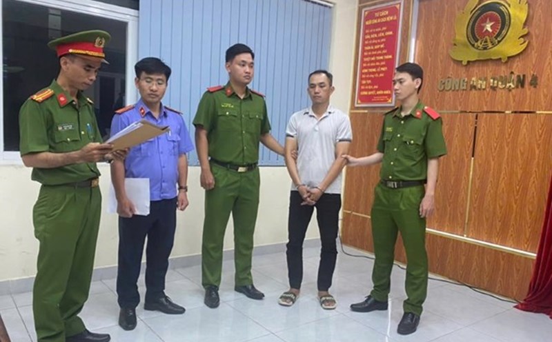 Bui Thanh Khoa (white shirt), the man who beat the girl after the traffic collision. Photo: Police