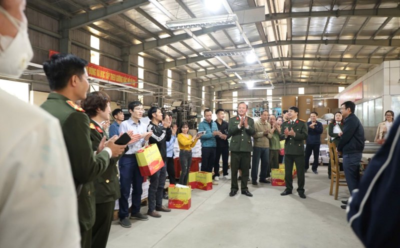 The People's Police Trade Union presents gifts to union members and workers of Ba Dinh Printing Company. Photo: Ngoc Toan