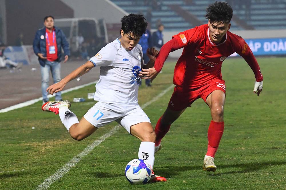 Nam Dinh (white shirt) lost to The Cong Viettel in round 10 of V.League 2024-2025. Photo: Nam Dinh Club