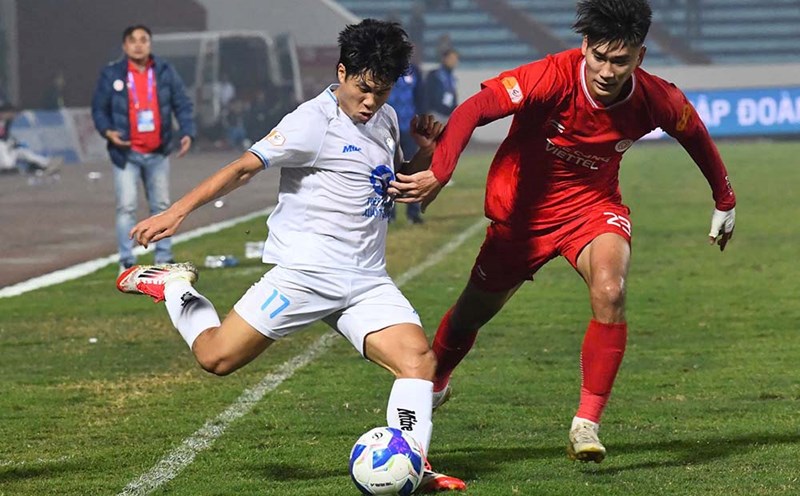 Nam Dinh (white shirt) lost to The Cong Viettel in round 10 of V.League 2024-2025. Photo: Nam Dinh Club