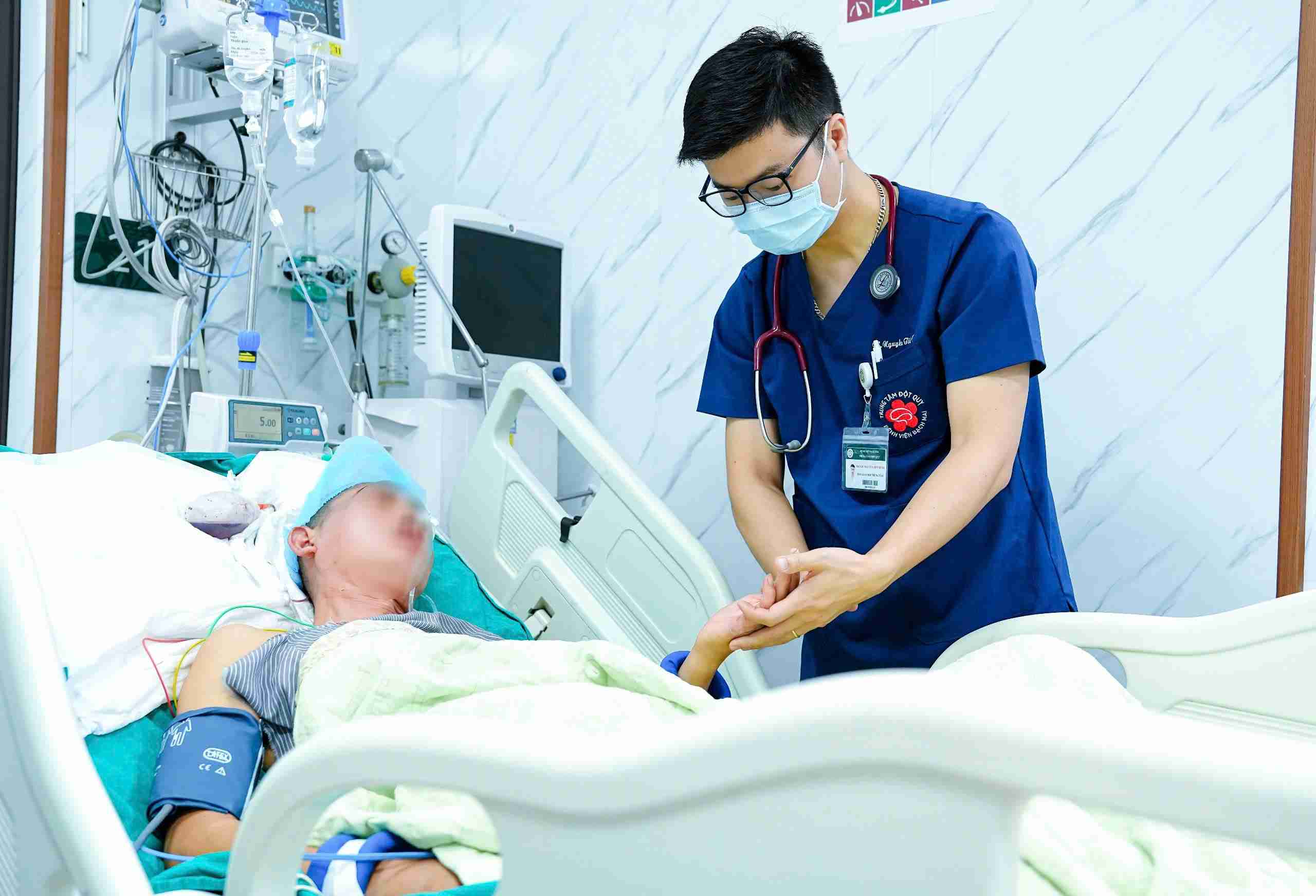 The Stroke Center (Bach Mai Hospital) has recently received many stroke cases at very young ages. Photo: Thanh Duong