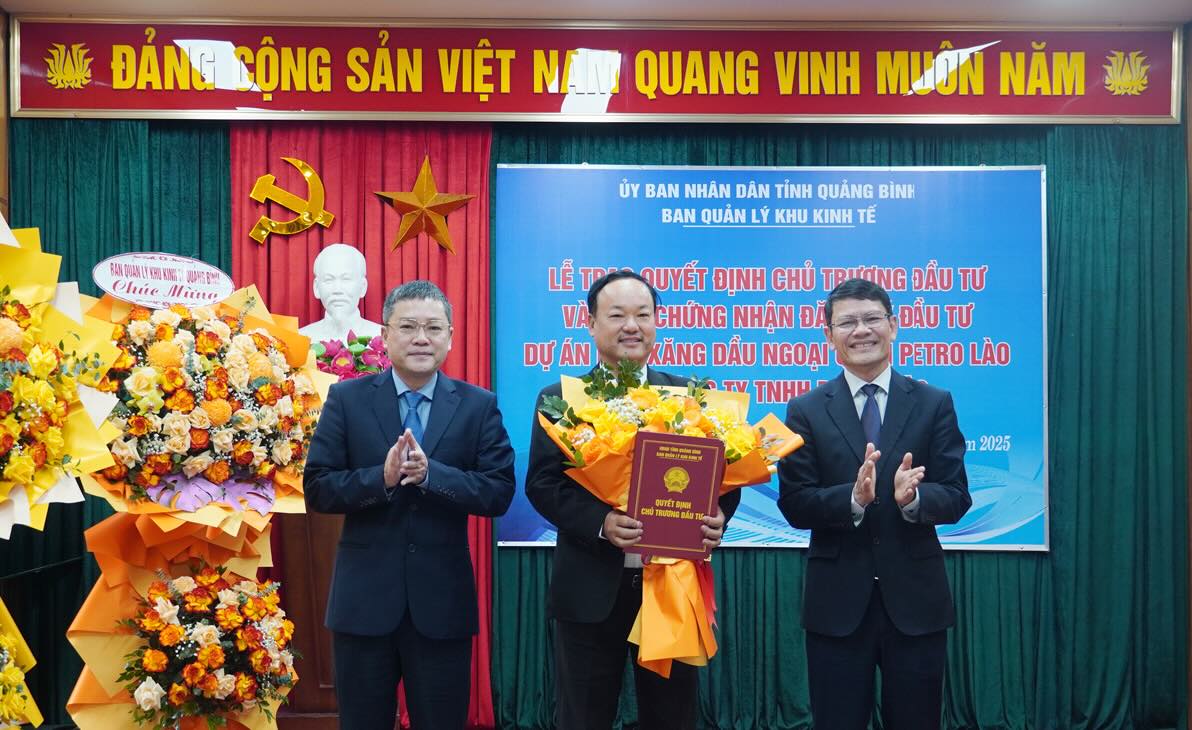 Handing over the investment decision for a petroleum depot of over 589 billion VND in Quang Binh. Photo: X. Thi