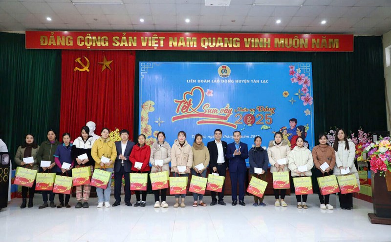 Tan Lac District Labor Federation presented 150 Tet gifts to union members and workers. Photo: Yen San