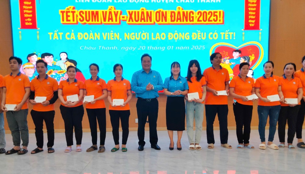 Mr. Pham Van Dang - Permanent Vice President of the Provincial Federation of Labor and Ms. Tran Thi Khanh Linh - President of the Chau Thanh District Federation of Labor presented gifts during the Tet holiday. Photo: Chau Thanh District Federation of Labor