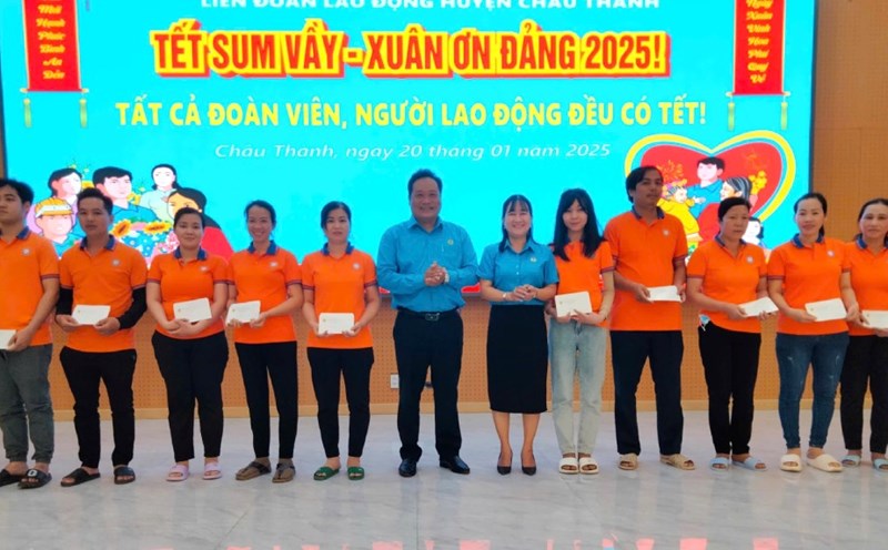 Mr. Pham Van Dang - Permanent Vice President of the Provincial Federation of Labor and Ms. Tran Thi Khanh Linh - President of the Chau Thanh District Federation of Labor presented gifts during the Tet holiday. Photo: Chau Thanh District Federation of Labor
