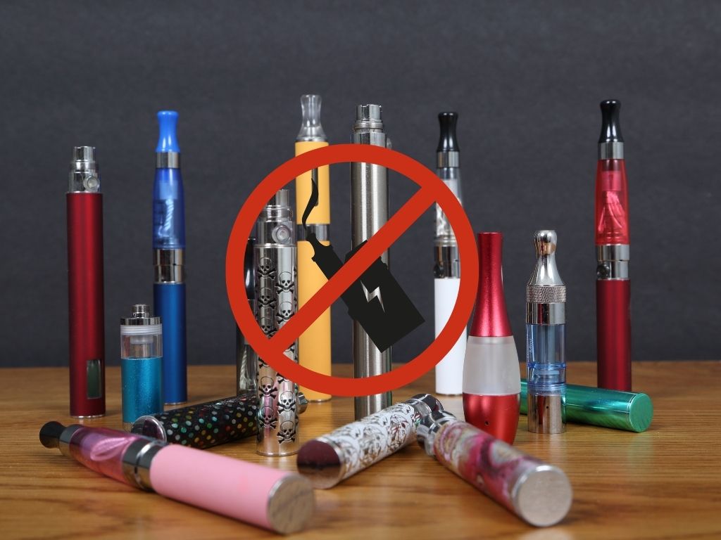 Despite the ban, e-cigarettes are still widely sold on social media. Photo: screenshot