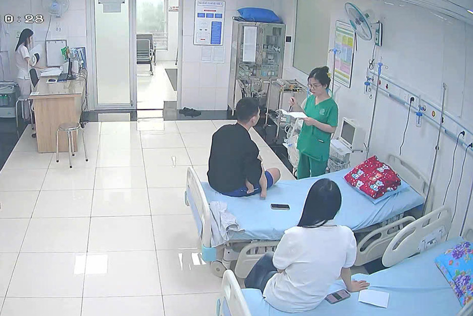 Tourists were hospitalized for abdominal pain and vomiting after eating seafood at Moc buffet restaurant (Binh Dinh). Photo: Du Huynh