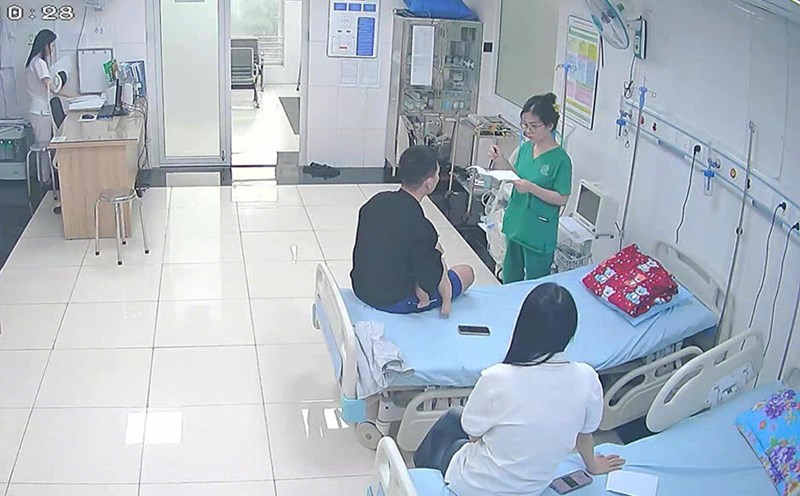 Tourists were hospitalized for abdominal pain and vomiting after eating seafood at Moc buffet restaurant (Binh Dinh). Photo: Du Huynh