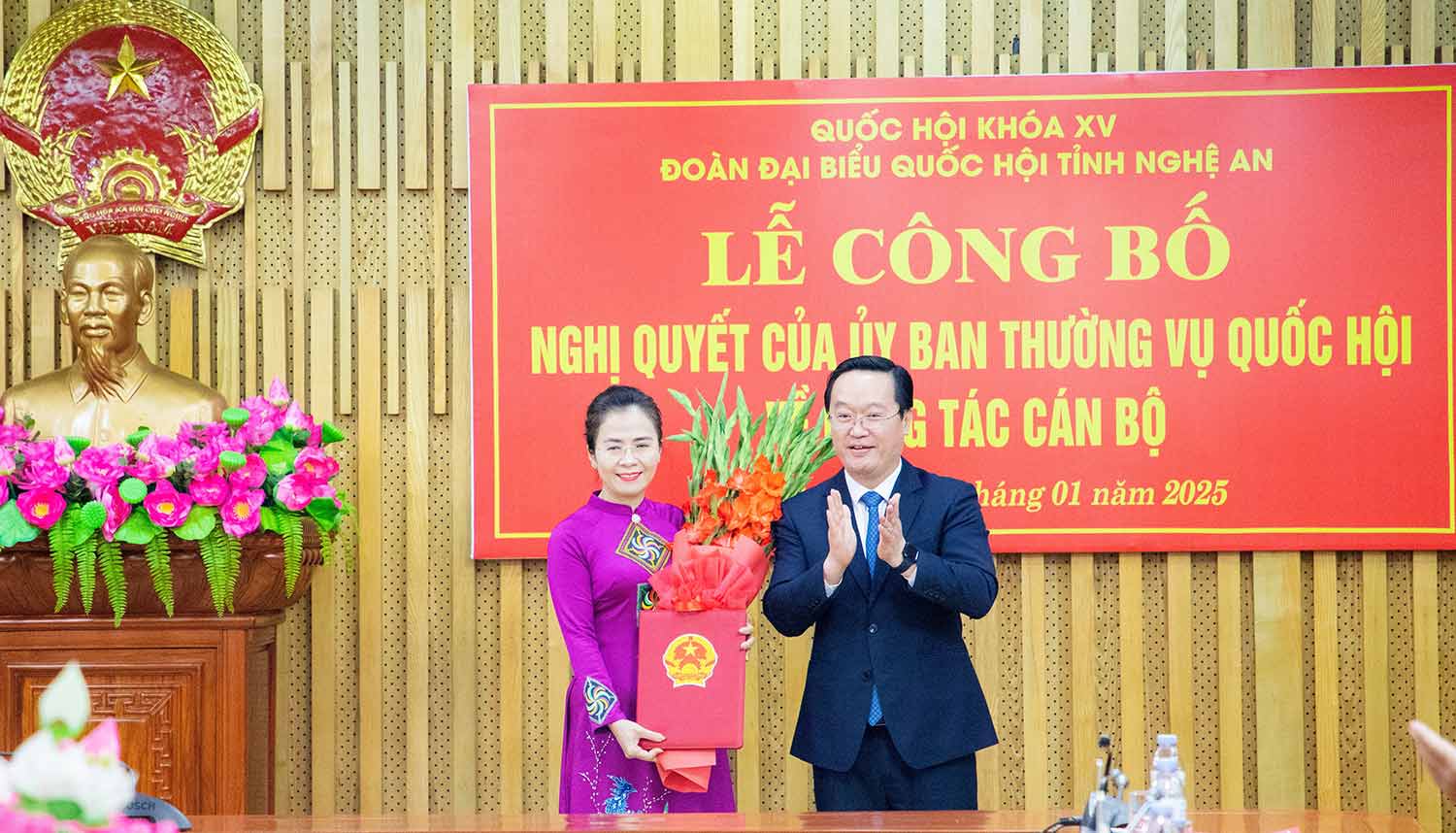 Provincial Party Secretary Nguyen Duc Trung presented the Resolution and flowers to congratulate Ms. Vo Thi Minh Sinh - Member of the Provincial Party Standing Committee, Chairwoman of the Vietnam Fatherland Front Committee of Nghe An province, Head of the National Assembly Delegation of the 15th term of Nghe An province. Photo: Pham Bang
