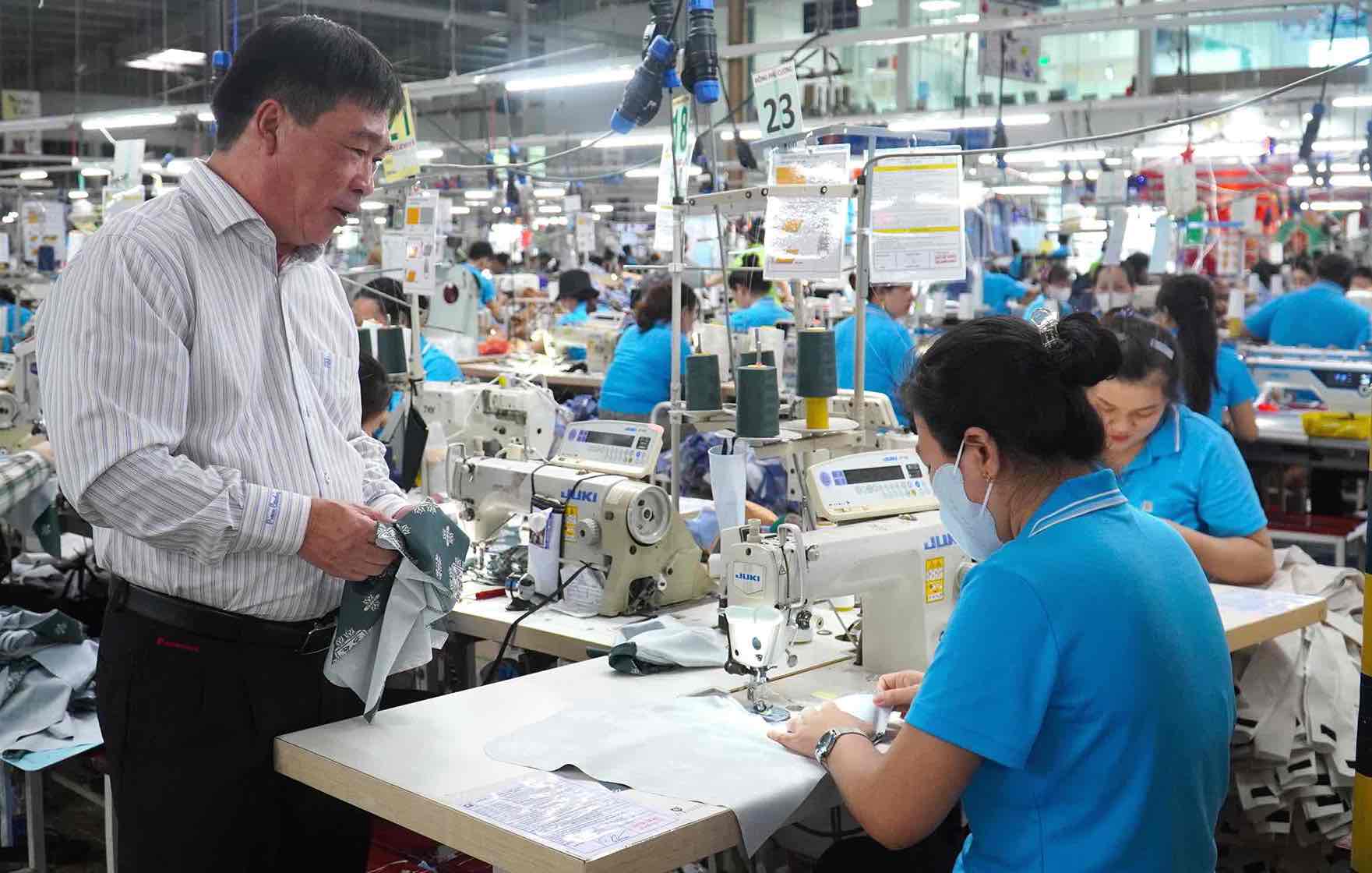 Deputy Director of Dong Phu Cuong Joint Stock Company Ngo Ngoc Thuan visits workers working at the factory. Photo: HAC