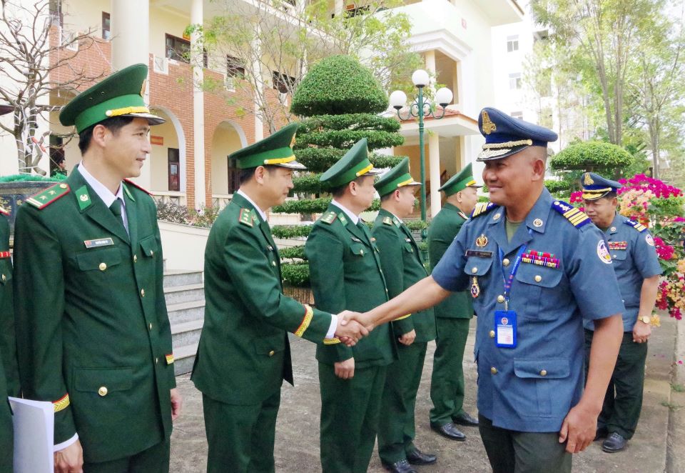 Dai dien luc luong Cong an, Hien binh tinh Mondulkiri gui loi chuc Tet den Bo chi huy Bo doi Bien phong Dak Nong. Anh: Van Hoan