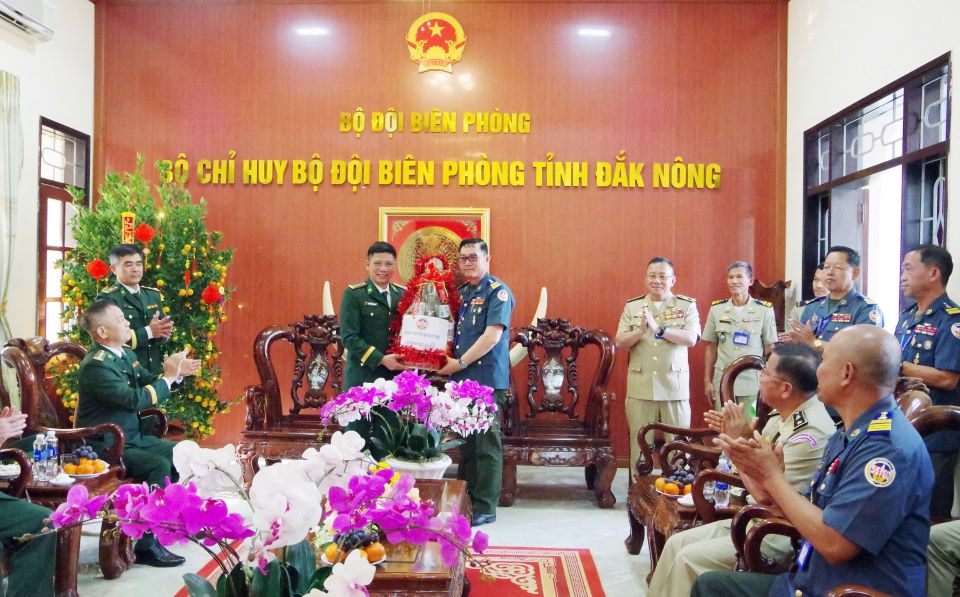 Representatives of the Police and Gendarmerie forces of Mondulkiri province sent New Year greetings to the Dak Nong Border Guard Command. Photo: Van Hoan