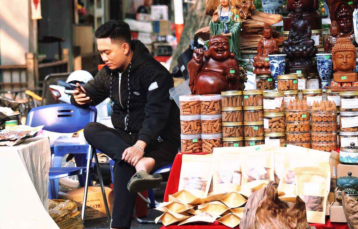 Khong chi co cay canh va hoa, cac loai hat, do trang tri Tet cung “nam im“. Khong co khach, tieu thuong ban hang tai day chi biet ngoi bam dien thoai.