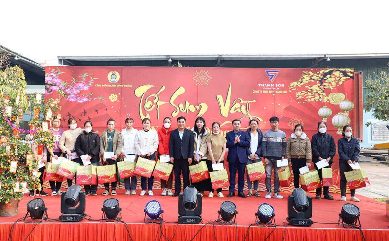 Tet comes to the workers of the Hoa Binh Industry and Trade Union. Photo: Pham Cuong