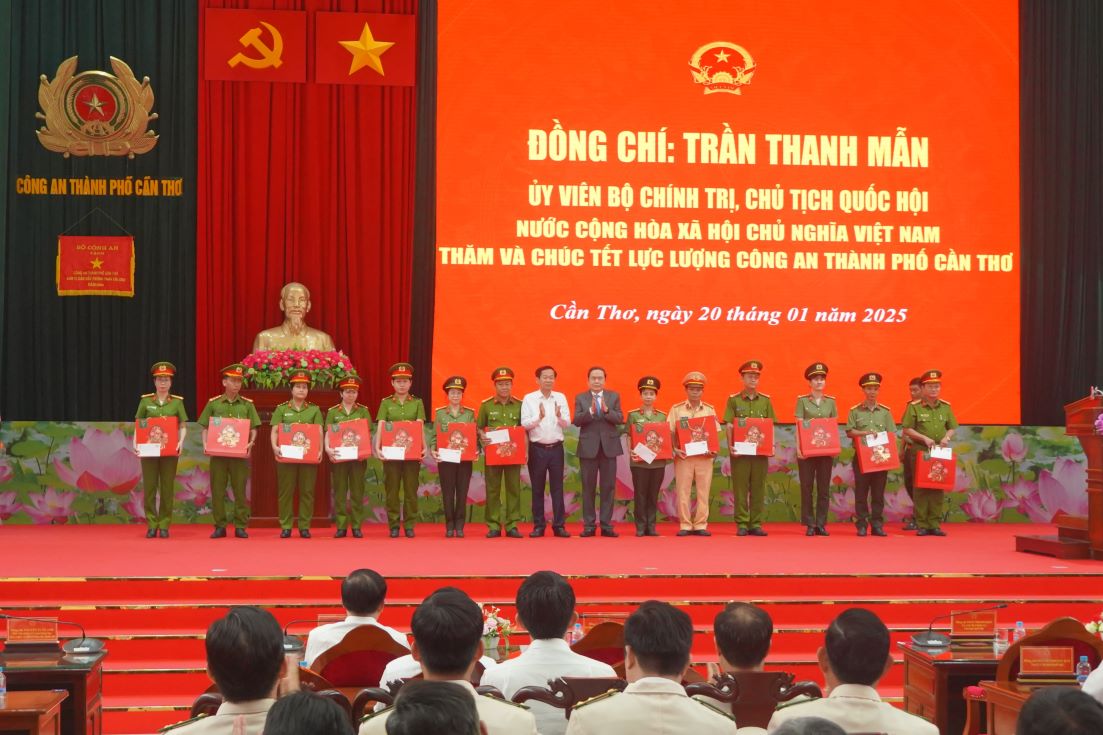 Chu tich Quoc hoi Tran Thanh Man tang qua cho can bo, chien si Cong an TP Can Tho. Anh: Ta Quang