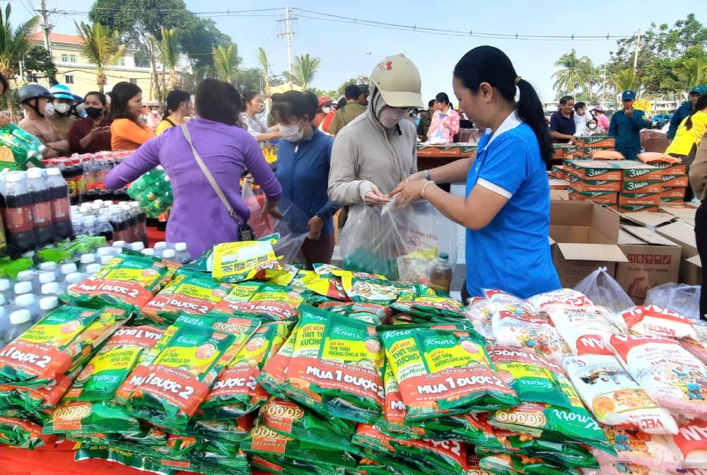 A variety of goods are available to serve people at the zero-dong Tet market in Phu Quoc City. Photo: Van Khanh