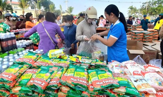 Nhiều mặt hàng đa dạng phục vụ cho người dân tại chợ Tết 0 đồng ở TP Phú Quốc. Ảnh: Vân Khánh