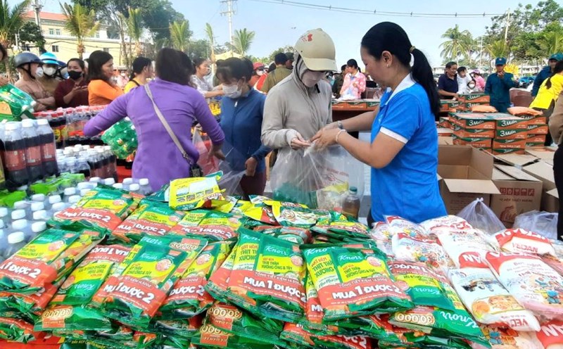 A variety of goods are available to serve people at the zero-dong Tet market in Phu Quoc City. Photo: Van Khanh