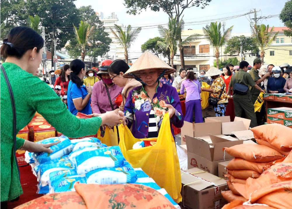 Nguoi dan co hoan canh kho khan vui mung khi di cho Tet 0 dong. Anh: Khanh Van