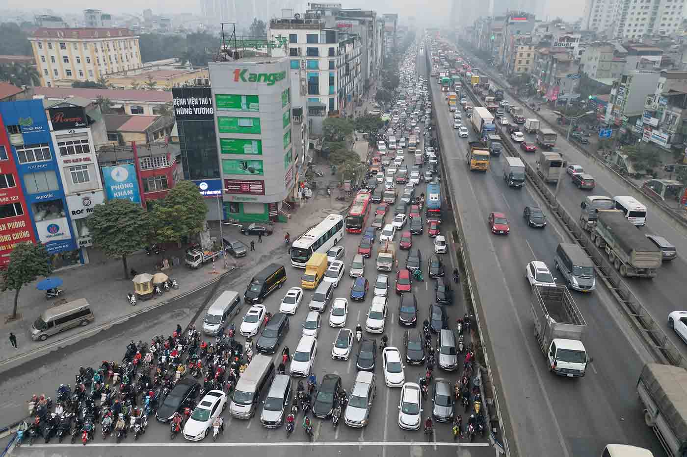 Tinh hinh un tac tren duong Nguyen Xien va Khuat Duy Tien huong ve nut giao Thanh Xuan chua ha nhiet sau hon 2 ngay to chuc lai giao thong. Anh: Huu Chanh