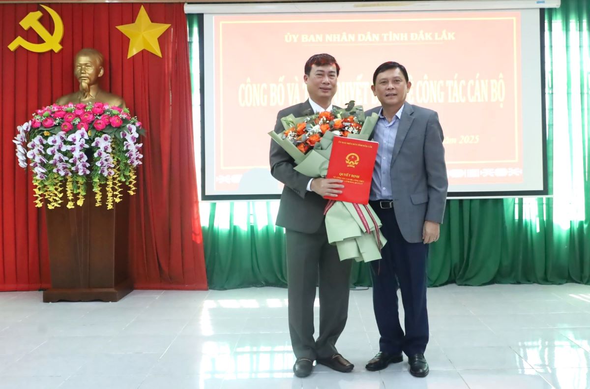 Mr. Tran Hong Tien (left cover) was appointed as Director of the Department of Culture, Sports and Tourism of Dak Lak province. Photo: Minh Hue