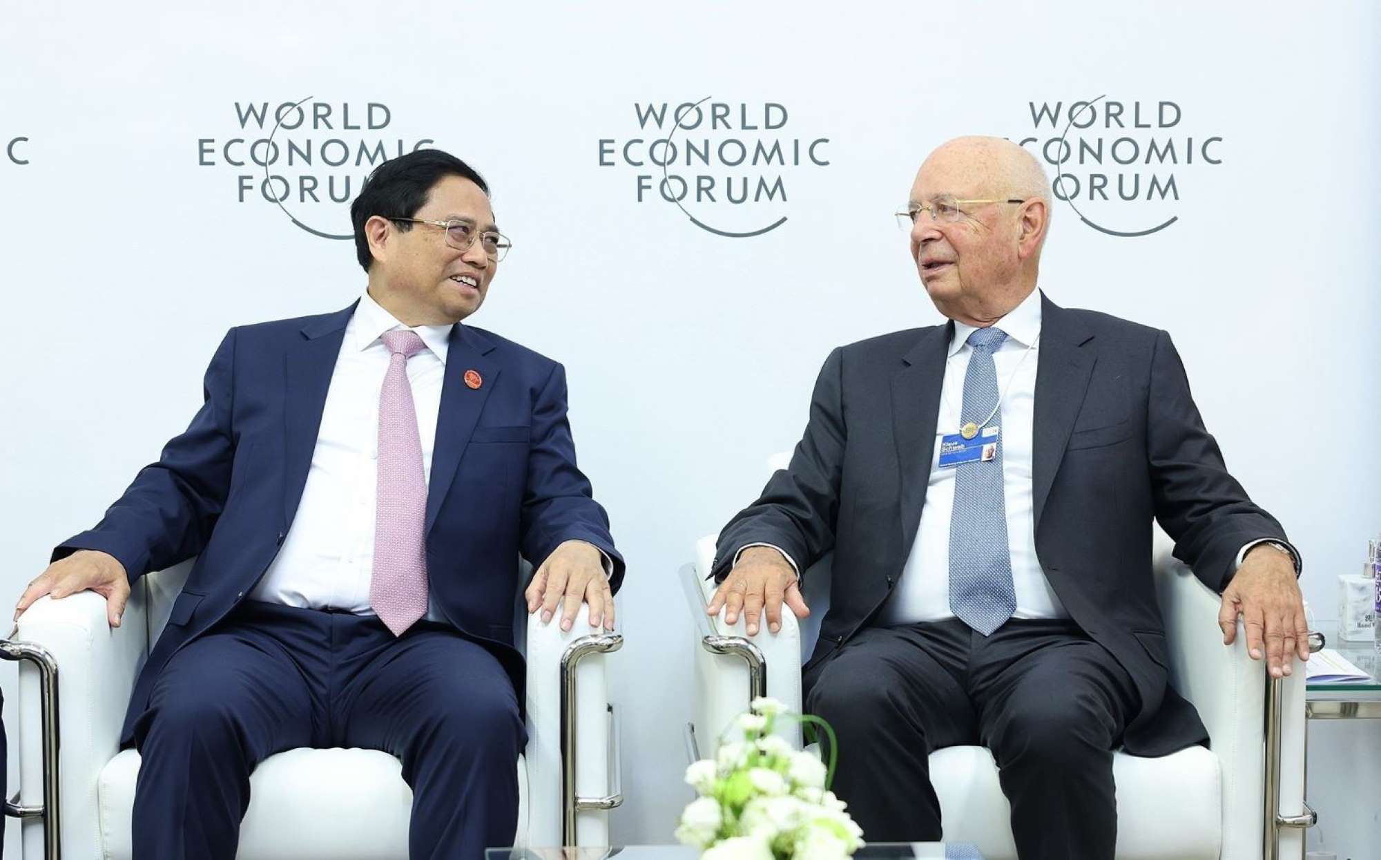 Politburo member and Prime Minister Pham Minh Chinh received Founder and Executive Chairman of the World Economic Forum (WEF) Klaus Schwab at the WEF Davos Conference in Dalian City, Liaoning Province (China) on the morning of June 26, 2024. Photo: VNA