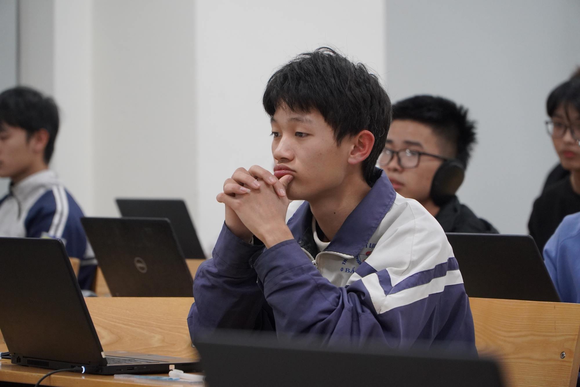 Candidates take the thinking assessment test on January 18 on computers. Photo: Van Trang