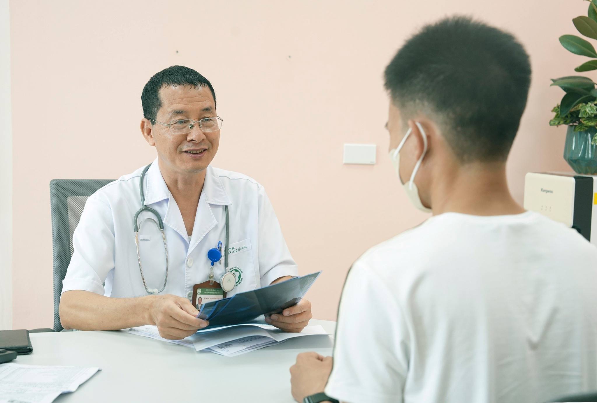 Bach Mai Hospital doctor examines a young patient. Photo: Mai Thanh
