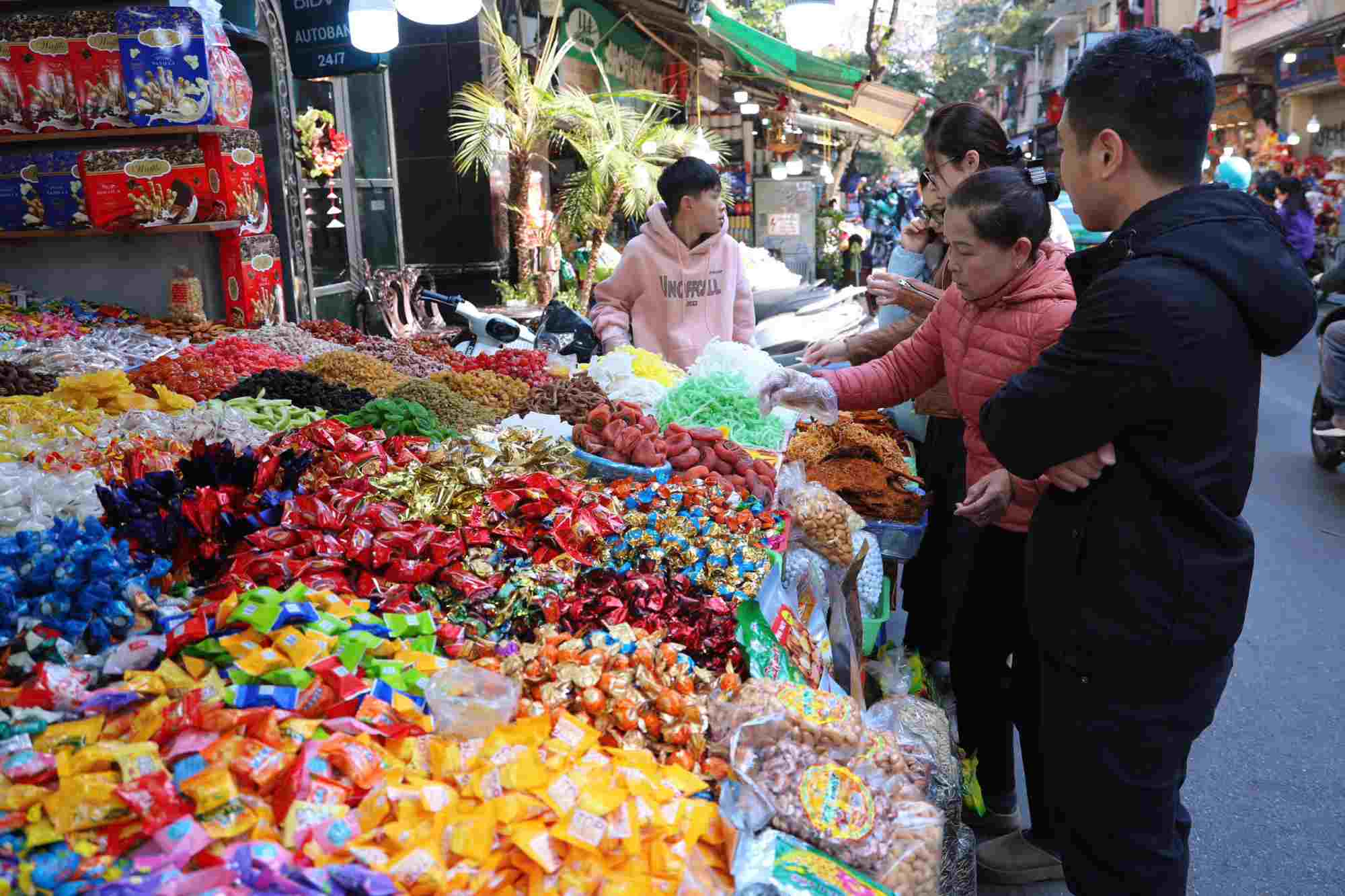 Bustling with customers buying Tet sweets on Hang Buom Street (Hoan Kiem, Hanoi). Photo: Viet Anh