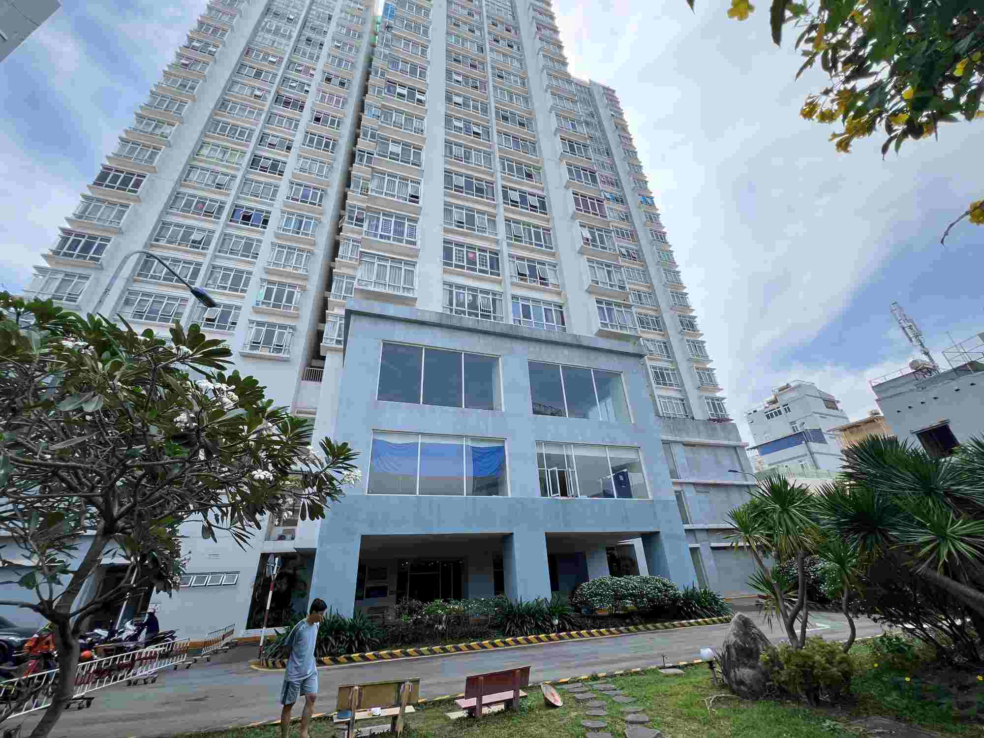 Residents of Vien Ngoc Phuong Nam apartment building are miserable because they have not had their pink book for 10 years. Photo: Bao Chuong