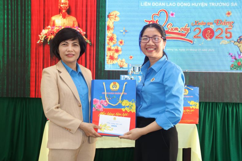 Ms. Tran Thi Huong - Vice President of Khanh Hoa Provincial Labor Federation presented Tet gifts to representatives of the district Labor Federation to send to union members on duty during Tet in island communes and Truong Sa town. Photo: Phuong Linh