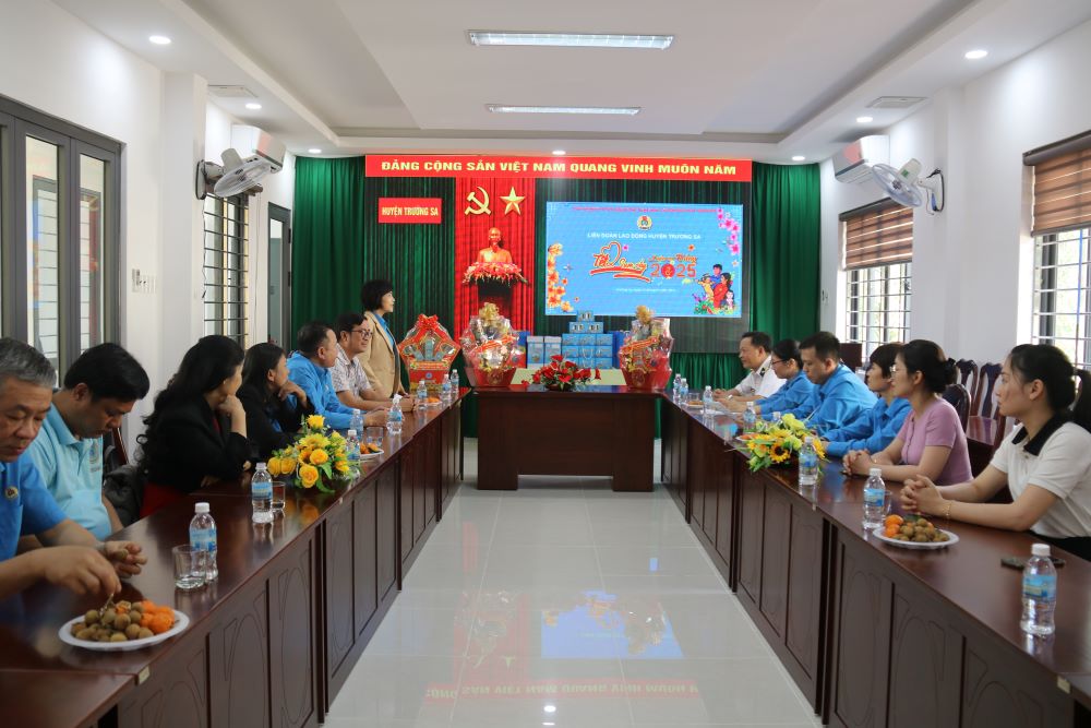 Đoàn công tác LĐLĐ Khánh Hòa chúc Tết đoàn viên, NLĐ huyện Trường Sa.Ảnh: Phương Linh