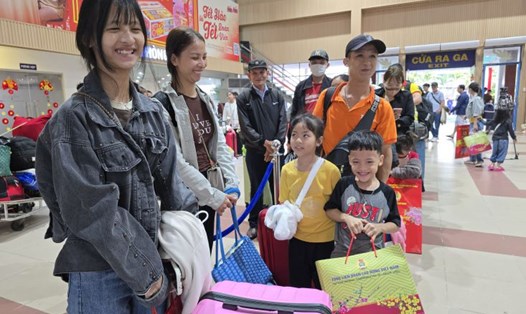 Gia đình công nhân hồ hởi chuẩn bị lên “Chuyến tàu Công đoàn - Xuân 2025” về quê đón Tết. Ảnh: Nam Dương