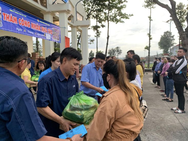 The Trade Union of Chang Shin Vietnam Co., Ltd. and the Board of Directors of the company went to the dormitory to give Tet gifts to union members and employees. Photo: Provided by the Union