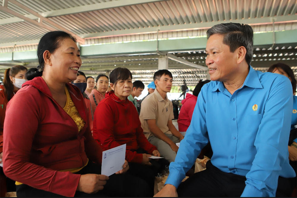 Pho Chu tich Tong LDLDVN Huynh Thanh Xuan (ngoai cung, ben phai) tang qua doan vien co hoan canh kho khan.  Anh: Hoai Luan