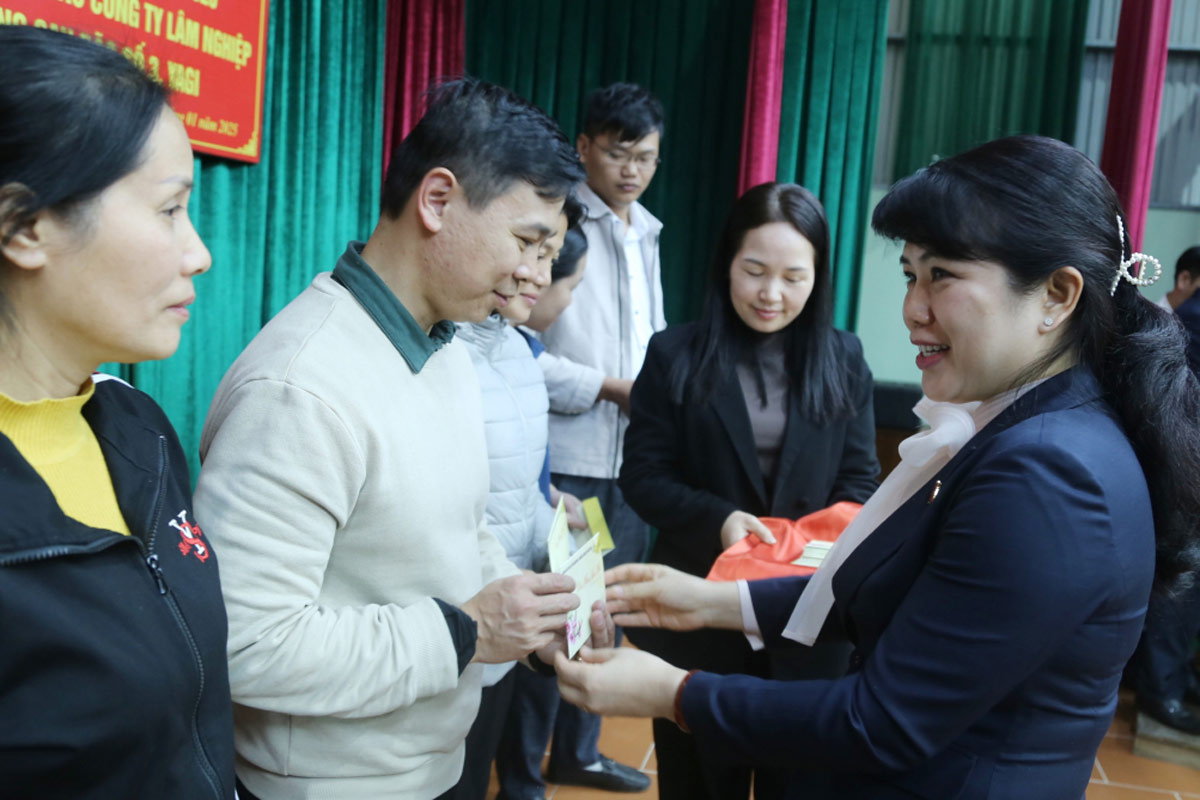 Ms. Nguyen Thi Thu Ha, Deputy Head of the National Assembly Delegation of Quang Ninh province, presented Tet gifts to workers of forestry companies. Photo: Quang Ninh Media Center